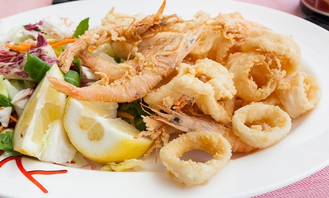 Fried shrimp and squid with lemon.